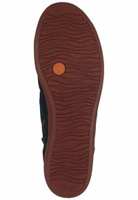 Suela de goma con una textura ondulada, que presenta un acento circular naranja y la marca de tamaño 37. Material superior no visible.