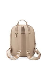 Zaino in pelle beige con design arrotondato, dotato di spalline in satin regolabili, manico in alto e tasca frontale con zip.