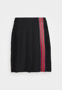 Falda negra plisada con un diseño de rayas verticales en rojo, azul y blanco en un lado. Fabricada con una tela suave con una forma estructurada.