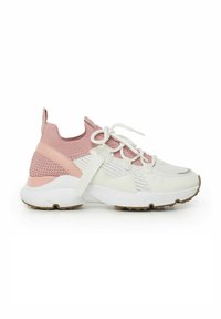 Białe i jasnoróżowe sneakersy z przewiewnym siateczkowym wykończeniem, okrągłym noskiem, teksturowaną podeszwą oraz płaskimi sznurowadłami. Sportowy design z wsparciem dla kostki.