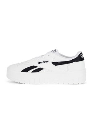 Weiße Sneaker mit schwarzen Akzenten, ausgestattet mit einem glatten Lederoberteil, gepolstertem Kragen und dicker weißer Sohle. Markenlogo auf der Außenseite.