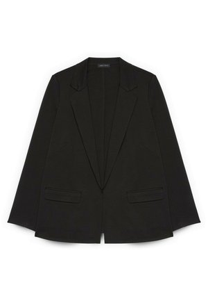 Černé sáčko na míru s výstřihem na klopách a předními kapsami s klopami, zobrazené položeno na bílém pozadí.