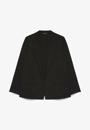 Blazer noir sur mesure avec revers crantés et poches avant à rabat, présenté à plat sur un fond blanc.