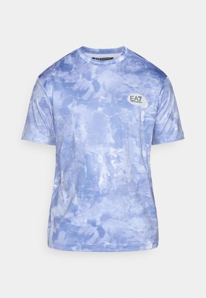 Hellblaues Kurzarm-T-Shirt mit Batikmuster, aus weichem Stoff gefertigt; verfügt über ein kleines EA7-Logo auf der oberen linken Seite.