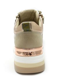 Sneaker in suede e pelle beige con dettagli dorati sul retro, suola intermedia bianca e logo metallico "KEYS" sul tallone. Presenta una chiusura con cerniera.