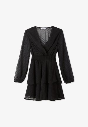 Abito nero a strati in tessuto trasparente con texture a pois, maniche lunghe a sbuffo e vita arricciata, caratterizzato da una scollatura a V profonda.