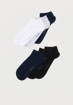 Trzy pary niskich skarpet Björn Borg w kolorach białym, jasnoszarym, granatowym i czarnym, ułożone płasko na białym tle.