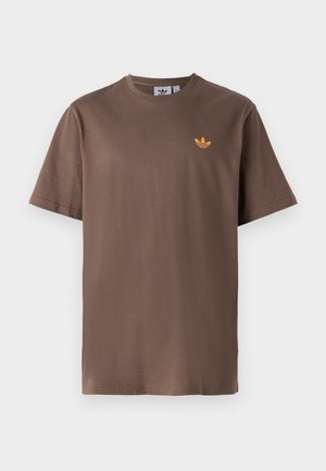 Brązowy t-shirt z krótkim rękawem i okrągłym dekoltem z małym pomarańczowym logo Adidas trefoil na lewej piersi.