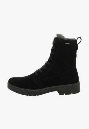 Schwarzer Wildleder-Ankle-Boot mit Schnürung an der Vorderseite, kuscheligem Futter und einer dicken Gummisohle. Verfügt über eine Zuglasche an der Rückseite für ein einfaches Anziehen.