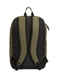 Rucksack in Olivgrün und Schwarz, ausgestattet mit gepolsterten, verstellbaren Trägern, einem oberen Griff sowie einem strukturierten Stoff mit genähten Akzenten.