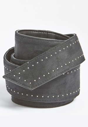 Ceinture en daim gris foncé enroulée, ornée de petits clous argentés régulièrement espacés le long de sa longueur et sur les bords.