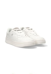 Zapatillas blancas con parte superior de cuero liso, puntera perforada y puntera redondeada. Presentan cordones planos y una suela de goma texturizada.