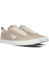 Beige suède sneakers met witte veters, voorzien van een wit logo aan de zijkant en een gestructureerde rubberen zool. Laag-top ontwerp met gevoerde kraag.