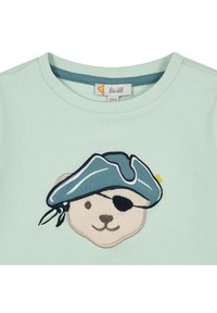 Camiseta de algodón verde claro con un diseño bordado de un oso pirata que lleva un sombrero azul y un parche en el ojo. Cuello redondo y textura suave.