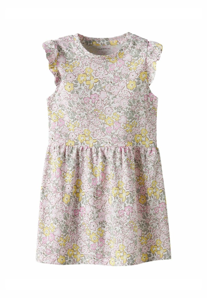 Robe florale en coton, avec une base rose clair ornée de motifs de fleurs jaunes et violettes, des manches courtes à volants et une taille froncée.