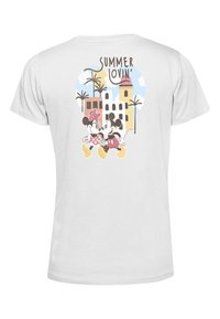 Weißes Baumwoll-T-Shirt mit einem Grafikdesign von Mickey und Minnie Maus, umgeben von Palmen und einem bunten Gebäude, mit dem Text "SUMMER LOVIN'".