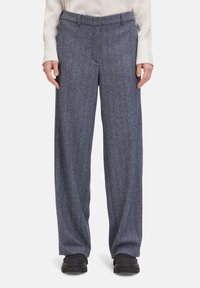 Brede broekspijpen in een marineblauw houndstoothpatroon, met een soepele textuur, een stijlvolle tailleband en subtiele voorkruisingen.