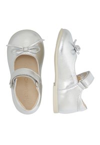 Zapatillas de ballet de cuero metálico plateado con punta redonda, acento de lazo y correa ajustable. Textura suave y suela de goma para un buen agarre.