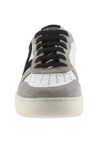 Baskets blanches et grises avec une tige en daim texturé et en cuir verni lisse, lacets noirs, boîte à orteils perforée, semelle extérieure en caoutchouc blanc.