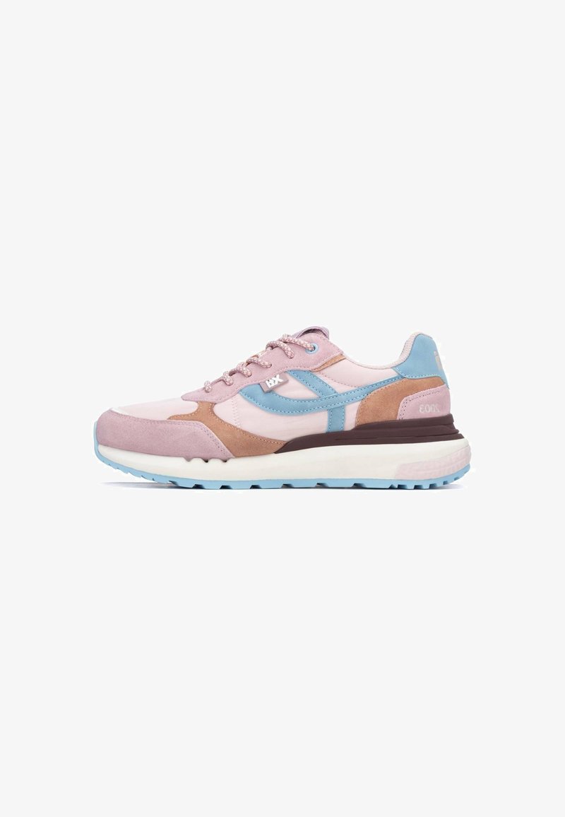 Zapatillas con una mezcla de ante y materiales sintéticos en tonos rosa claro, marrón y azul; cuenta con un acabado texturizado y una suela acolchada.