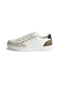 Sneaker bassa bianca con punta in suede beige, dettagli in stampa leopardata vicino al tallone e agli occhielli, e lacci bianchi su suola bianca.