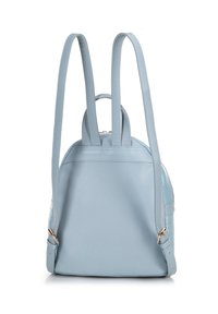 Světle modrý kožený batoh s dvojitými popruhy, kulatým tvarem, texturovanými bočními panely a zlatými akcenty.