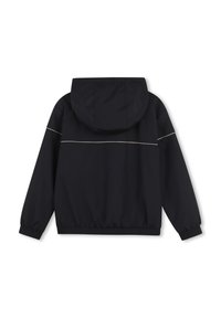 Μαύρο μπουφάν με κουκούλα, ελαστικά μανίκια και τελείωμα, με μια αντίθετη λευκή οριζόντια γραμμή στην πλάτη. Λείο, ελαφρύ ύφασμα.