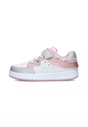 Sneaker bianco con accenti argento e rosa, caratterizzato da materiale luccicante, motivo floreale sulla cinturino e frange decorative sul tallone.