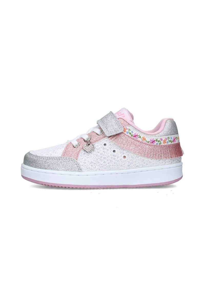 Sneaker bianco con accenti argento e rosa, caratterizzato da materiale luccicante, motivo floreale sulla cinturino e frange decorative sul tallone.