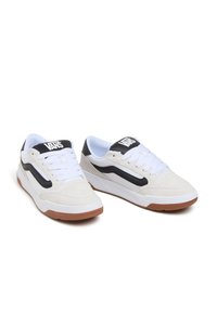 Vans HYLANE UNISEX - Skateboardové boty - off white