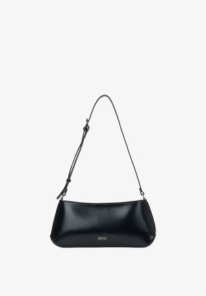 Zwarte leren handtas met een gebogen vorm, een smalle verstelbare riem en een gouden logodetail. Glad oppervlak zonder zichtbare patronen.