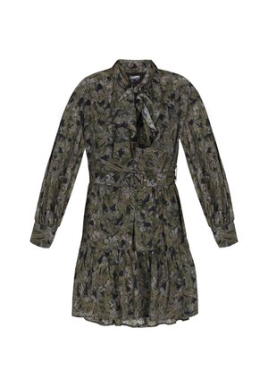 Sötétzöld és krémszínű virágmintás ruha, fodros szegéllyel, hosszú ujjal, kötős nyakkivágással és övvel ellátott derékkal a formázás érdekében.