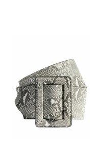 Cinturón gris ancho con textura de piel de serpiente y hebilla rectangular a juego, doblado y exhibido sobre un fondo blanco.