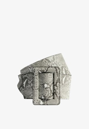 Curea lată gri cu textură de piele de șarpe și cataramă rectangulară asortată, pliată și expusă pe un fundal alb.