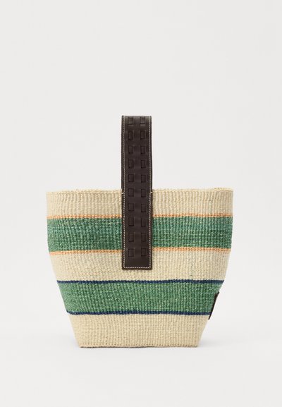 Geflochtene Strohtasche mit grünen, blauen und orangefarbenen Streifen, ausgestattet mit einem dunkelbraunen Ledergriff mit strukturierten Akzenten für besseren Halt.