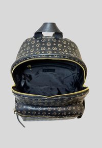 Zaino nero con motivo logo oro, dotato di chiusura con cerniera e di un manico singolo. L'interno è in tessuto nero con una tasca con cerniera.