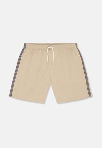 Shorts beiges à taille élastique avec cordon blanc et panneaux latéraux rayés noirs, rouges et blancs sur un fond uni.