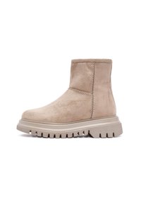 Bota de tobillo de ante color marrón claro con una suela beige gruesa, que presenta costuras en contraste y una punta redondeada, diseñada para la comodidad y la durabilidad.