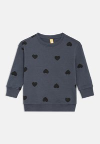 Tamsiai pilkas džemperis su ilgomis rankovėmis, dekoruotas išsklaidytomis juodų širdelių raštais. Ribotuotos rankogaliai ir apačia, apvalus kaklo iškirpimas, peties spaustukai.