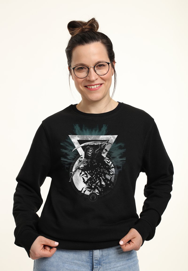 Felpa nera con una grafica di una figura con una falce in mezzo a un cerchio e disegni di pipistrelli, su uno sfondo a esplosione turchese.