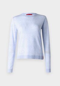 Pull bleu clair en matériau doux. Il possède des manches longues, un col rond et une finition côtelée à l'ourlet et aux poignets. Détail de label rouge.