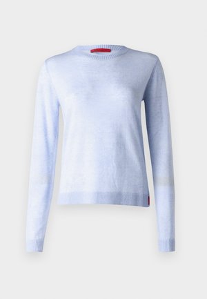 Lyseblå genser laget av mykt materiale. Har lange ermer, rund hals og ribbestrikket kant nederst og på ermene. Rød etikettdetalj.