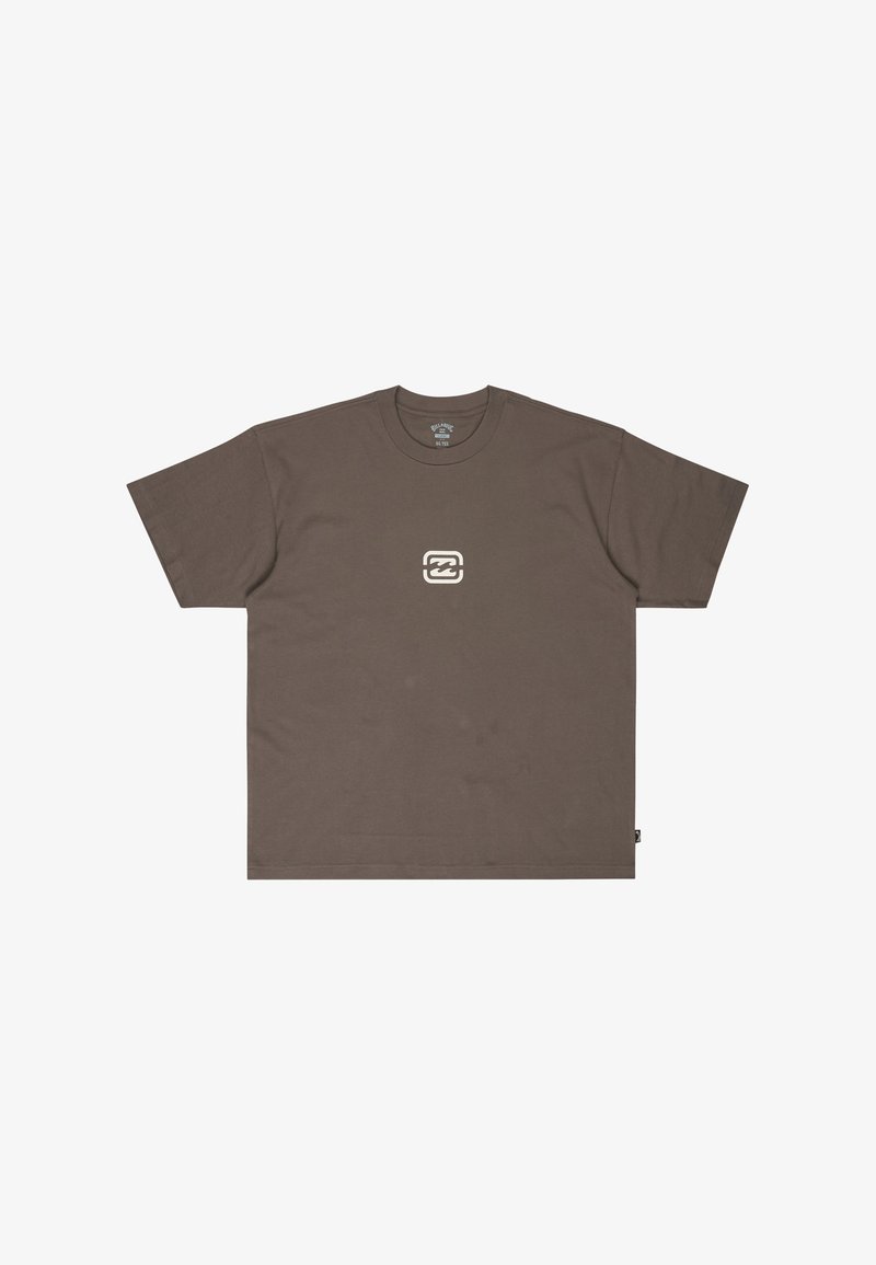 T-shirt marron à manches courtes avec un petit logo abstrait blanc centré sur la poitrine et un col rond.