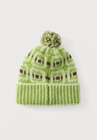 Căciulă verde tricotată cu brățară ribată, având un model geometric în verde închis și maro, terminată cu un pompom.