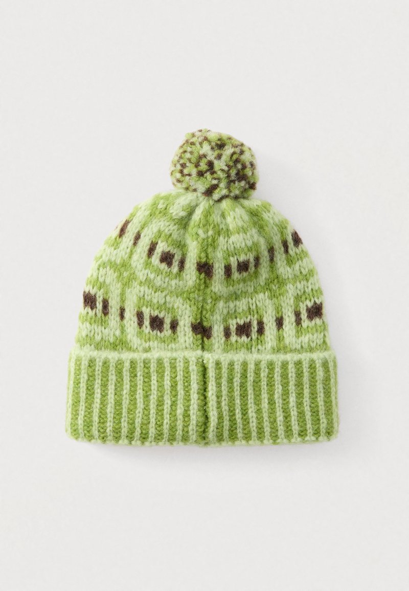 Grøn strikket hue med ribbet kant, prydet med et geometrisk mønster i mørkere grøn og brun, med en pompon på toppen.
