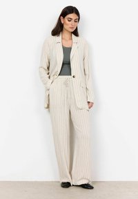 Cremestriped Blazer mit einem Knopf, kombiniert mit passenden weit geschnittenen Hosen mit elastischem Bund und Kordelzug.
