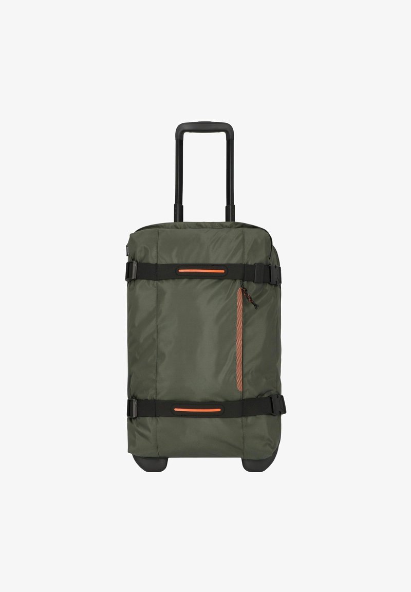 Valise à roulettes en tissu vert avec une poignée rétractable, des sangles noires et un accent orange sur la poche avant. Texture lisse et forme rectangulaire.