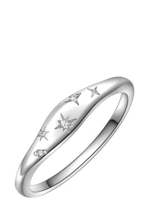 Sterling zilveren ring met een gladde afwerking, voorzien van vijf stervormige accenten en drie sprankelende edelstenen. Elegante, gebogen vorm.