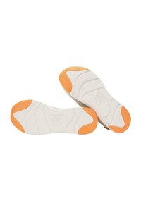 Suelas de calzado con goma blanca texturizada y acentos naranjas. Presenta patrones para tracción y una marca visible en la superficie.
