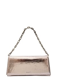 Borsa a clutch in rosa metallizzato con una finitura testurizzata, dotata di tracolla a catena e logo impresso sul davanti. Forma rettangolare.